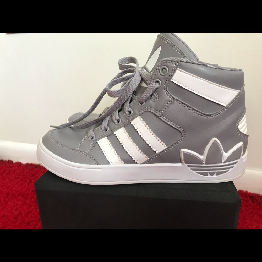 Men’s Size 5 Grey Classic Hightop Adidas Sneakers